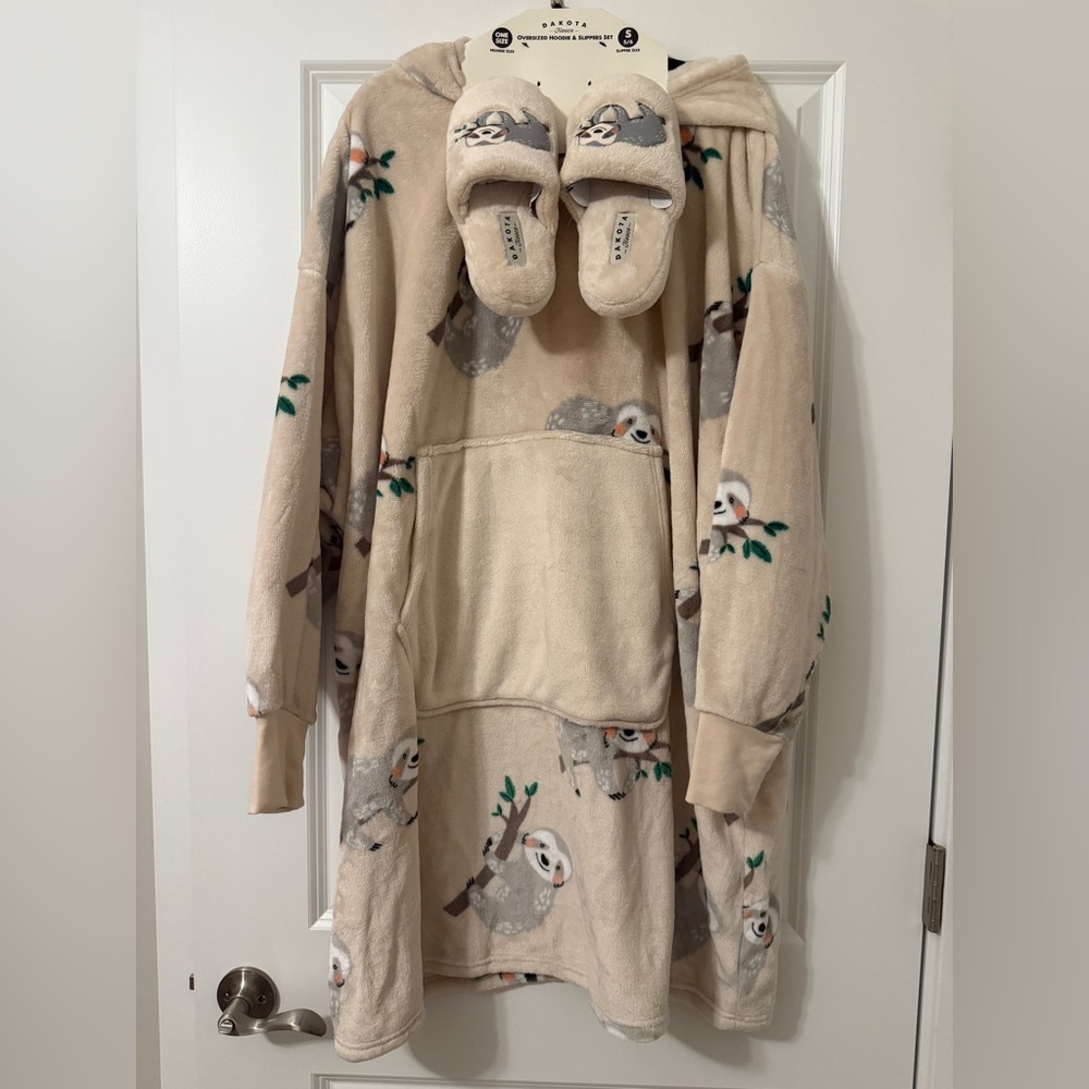 Cozy Oversized Fleece Hoodie and Slippers Set in Sloth Print
